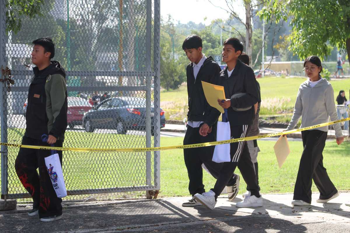 Aspirantes de nuevo ingreso hacen fila durante el proceso de inscripción a la BUAP | Foto: Agencia Enfoque