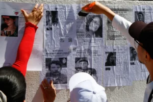 El Colectivo Voz de los Desaparecidos realiza la Pega Solidaria, con la participación de familiares y amigos de personas desaparecidas