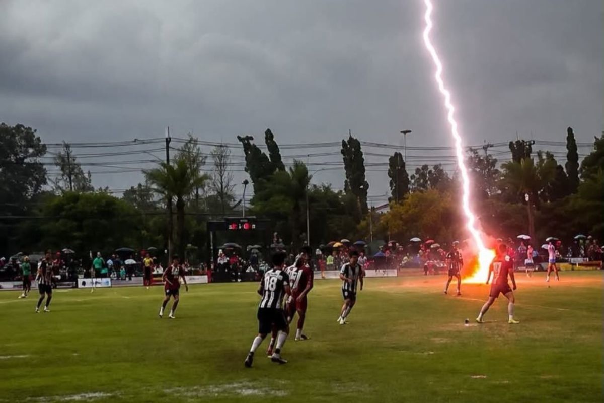 Rayo cae en un partido de futbol y mata a un jugador en Tailandia