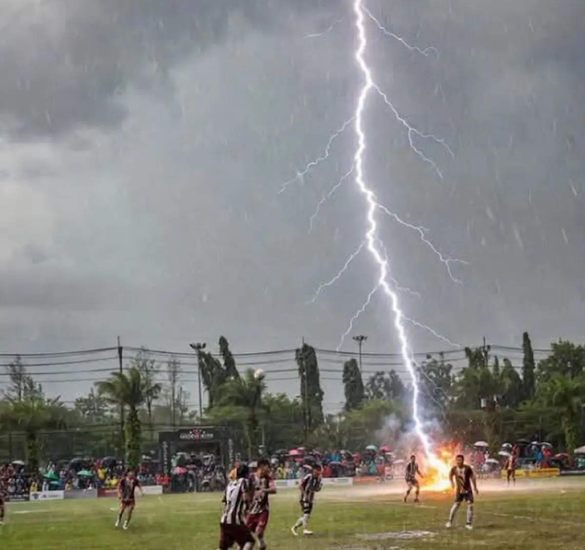 VIDEO: Rayo cae en un partido de futbol y mata a un jugador en Tailandia 2 Rayo cae en un partido de futbol y mata a un jugador en Tailandia