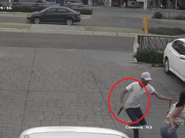 Robo en la Plaza Arco Lomas: tiran a mujer para quitarle bolsa