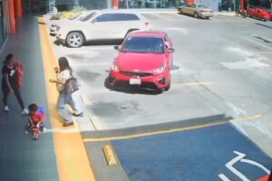 Choque en estacionamiento de San Manuel; el auto se estampó en la zona de discapacitados | Foto: Cortesía
