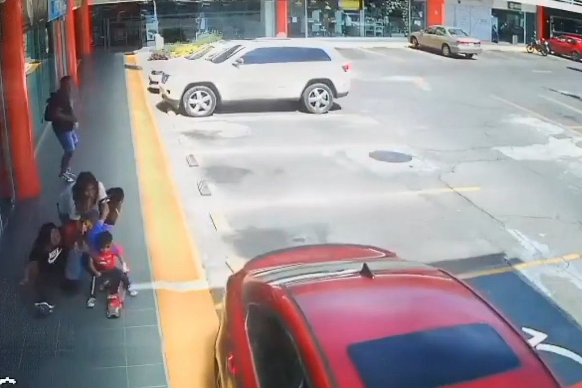 Choque en estacionamiento de San Manuel; la madre alcanzó a tomar a su hijo del piso | Foto: Cortesía