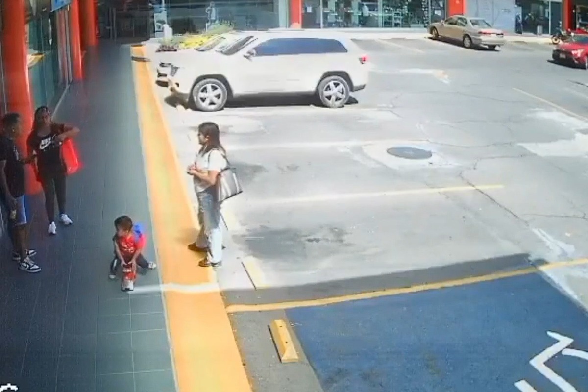 Choque en estacionamiento de San Manuel; el auto perdió el control al ingresar a exceso de velocidad | Foto: Cortesía