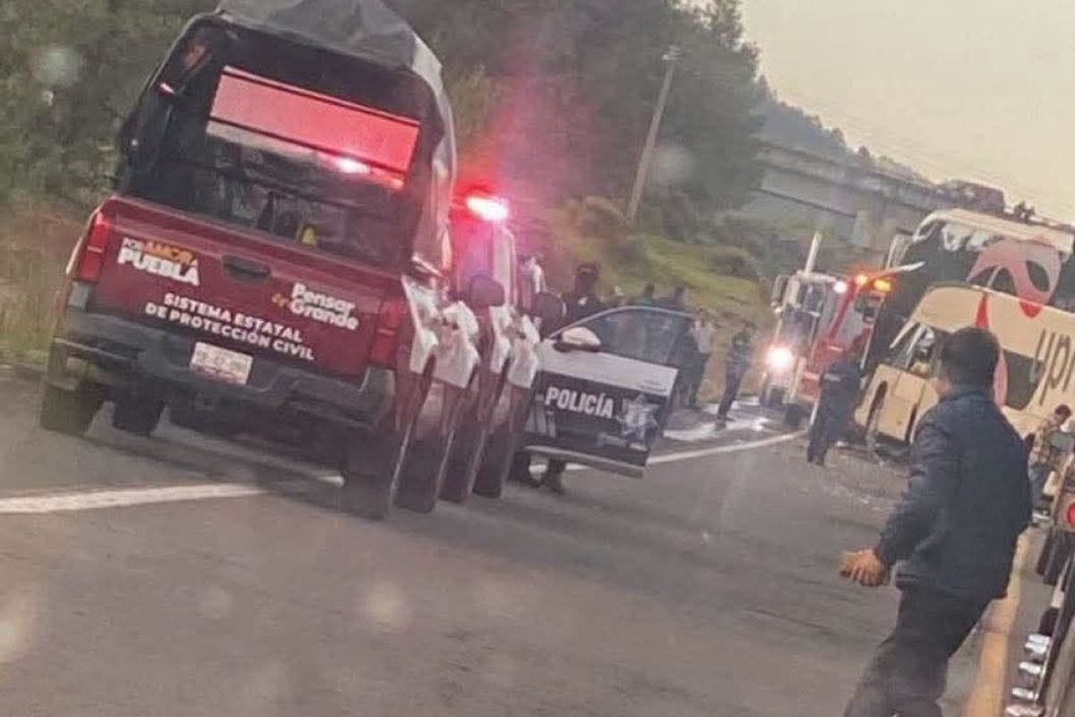 Choque entre autobús y pipa deja un adolescente muerto y 20 lesionados en la Tlaxco-Tejocotal