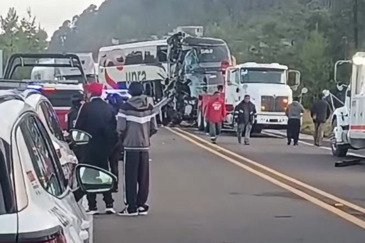 Choque entre autobús y pipa deja un adolescente muerto y 20 lesionados en la Tlaxco-Tejocotal