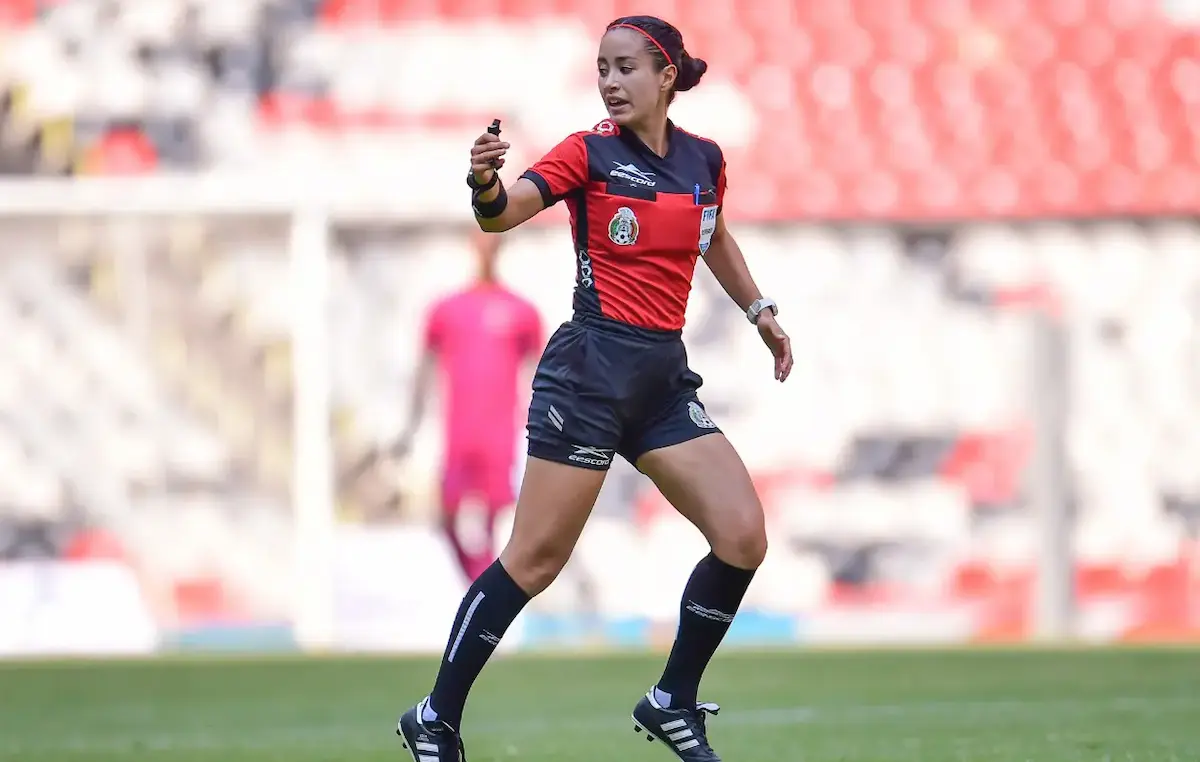 Katia Itzel rechaza firmar camiseta de Pumas