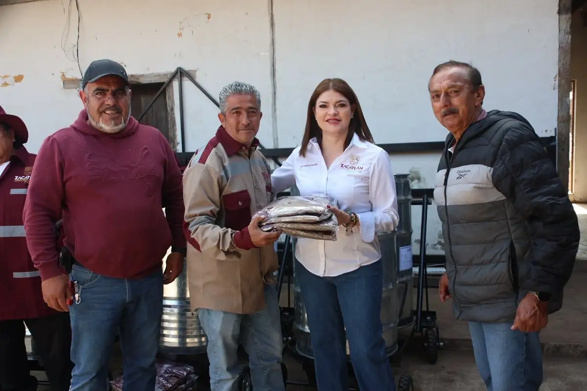Bety Sánchez entrega uniformes a personal de Servicios Públicos para dignificar su trabajo