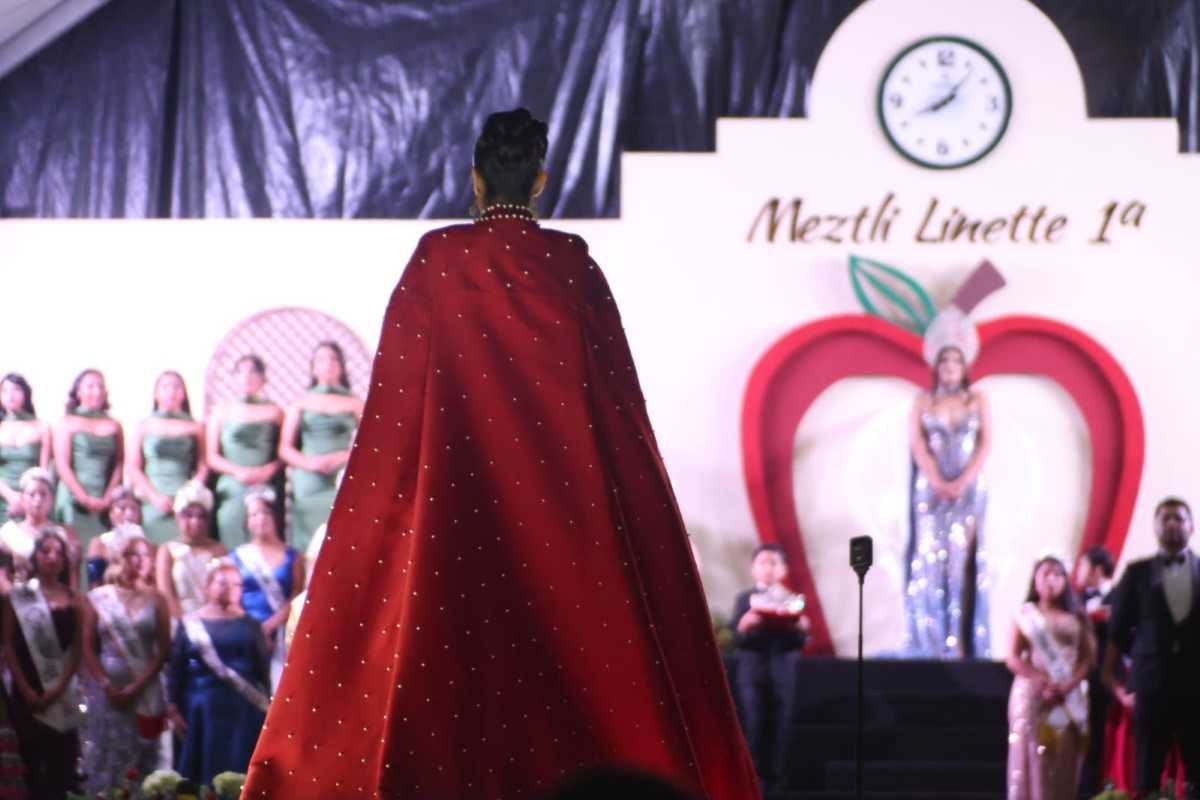 Meztli Linette es coronada por Bety Sánchez ante el 90's Pop Tour | Foto: Cortesía