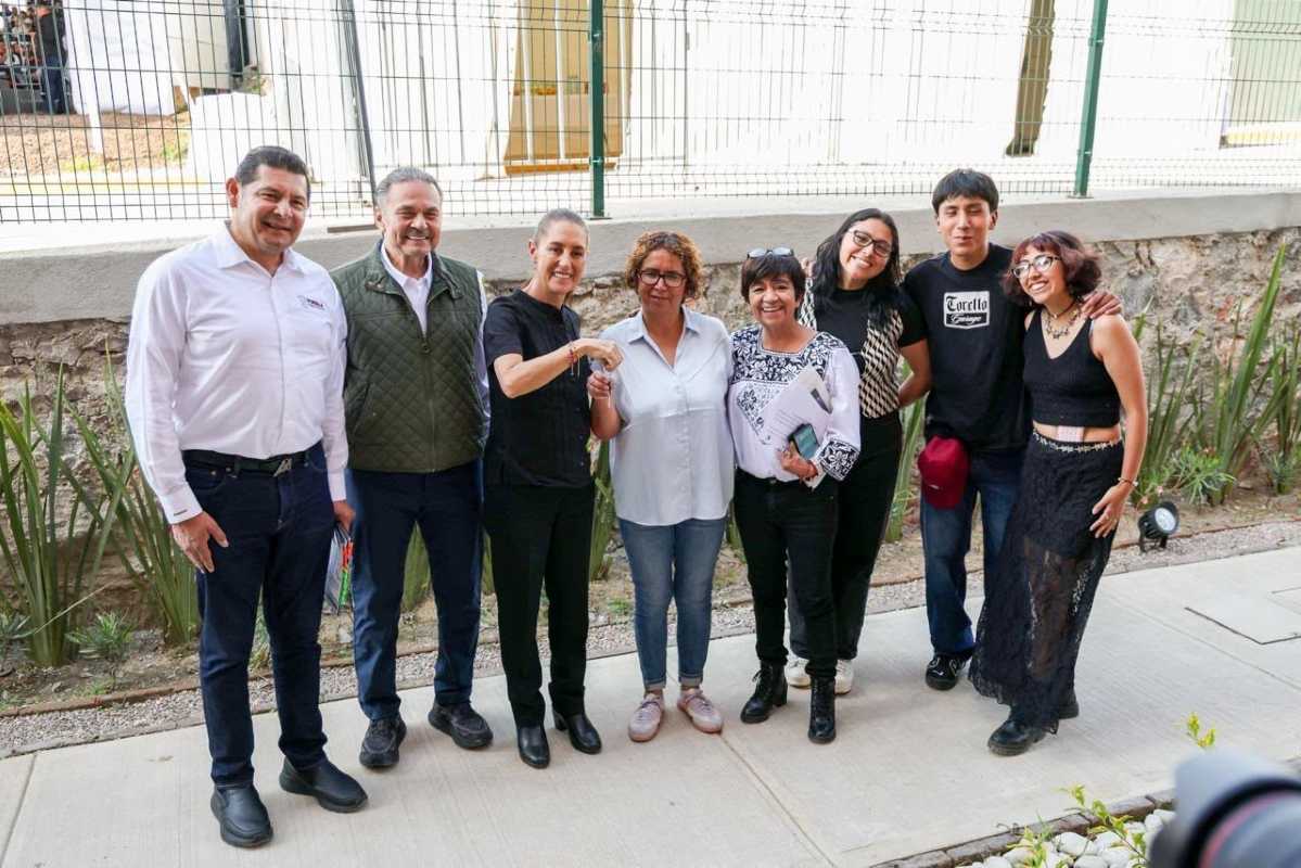 Presidenta Sheinbaum Pone Fin A Adeudos Hipotecarios Y Entrega Vivienda Digna A Familias Poblanas 3 Sheinbaum entrega vivienda digna en Puebla junto a Alejandro Armenta | Foto: Cortesía