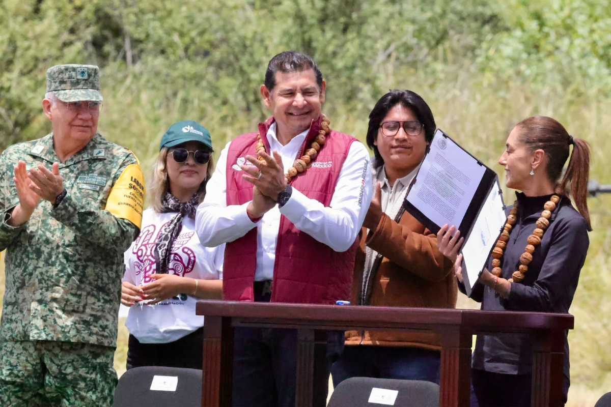 Sheinbaum firma decreto junto a Alejandro Armenta en San Nicolás de los Ranchos | Foto: Cortesía