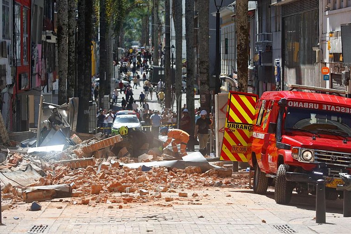 Alcalde de Cali reporta al menos 20 estructuras colapsadas; van 71 muertos por sismo en Colombia 3 Equipos médicos atienden a víctimas por el sismo en Colombia | Foto: EFE / RTVE