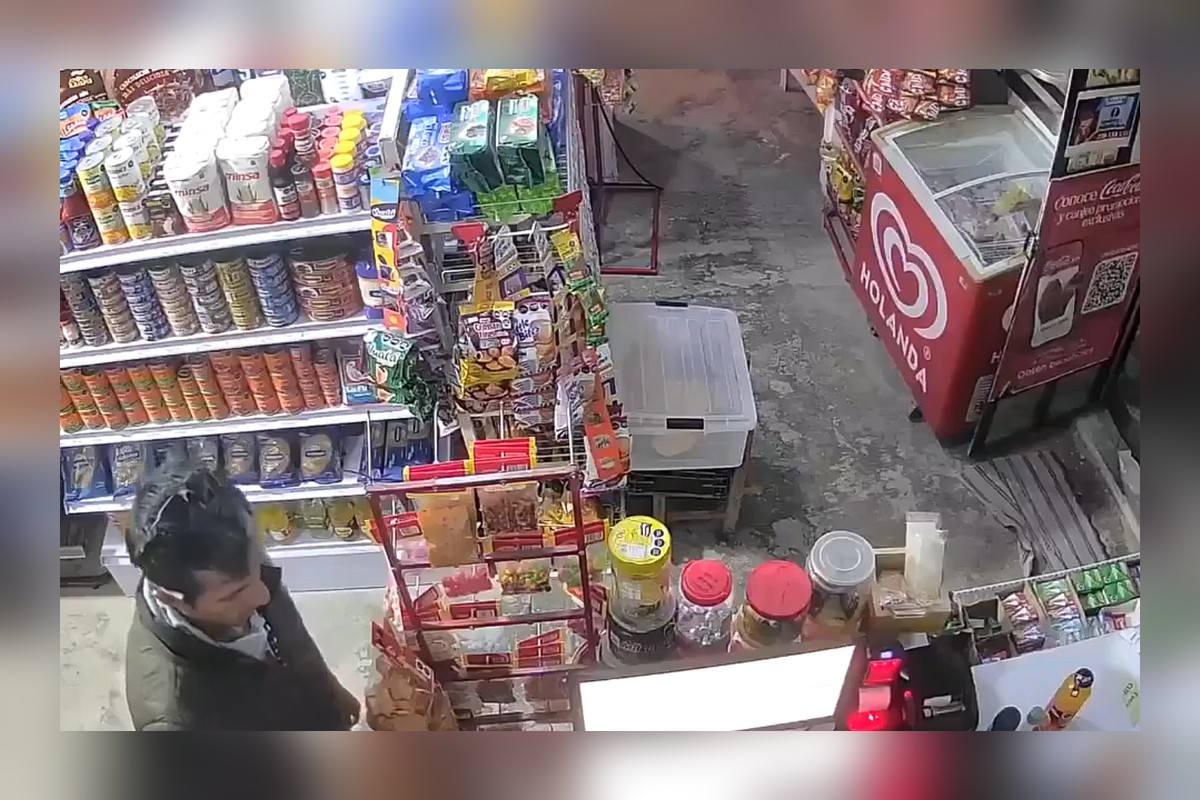 Cámaras de seguridad captaron el asalto a mano armada a una tienda en Santa Cruz Acapa, Tehuacán | Foto: Cortesía