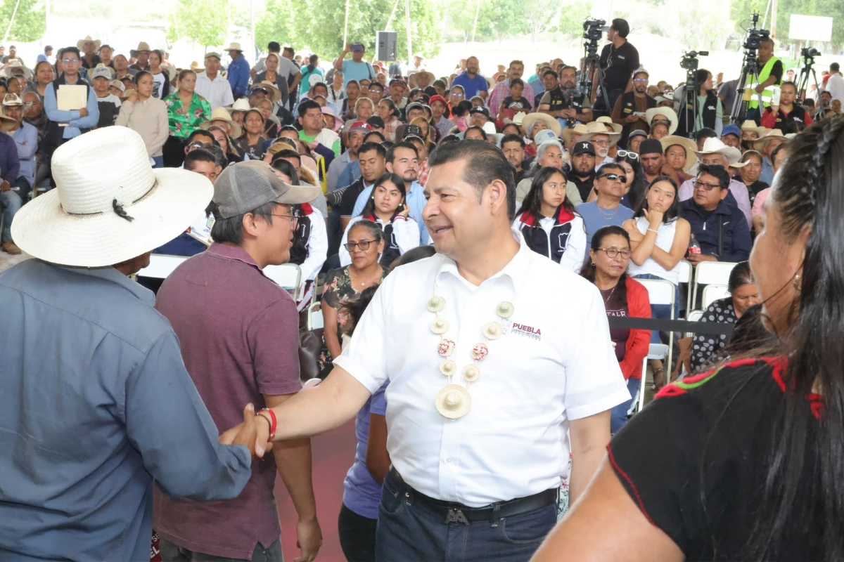 El gobernador Alejandro Armenta Mier encabezó la entrega de recursos para obras prioritarias en la Mixteca poblana | Foto: Cortesía