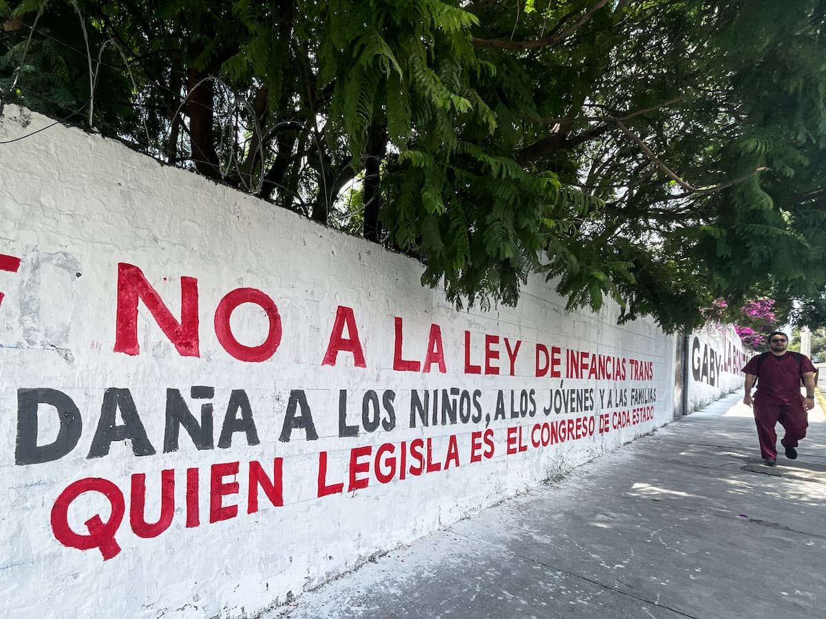 Pintan barda contra las infancias trans frente al Congreso de Puebla
