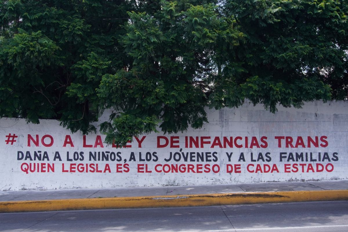 Pintan barda contra las infancias trans frente al Congreso de Puebla