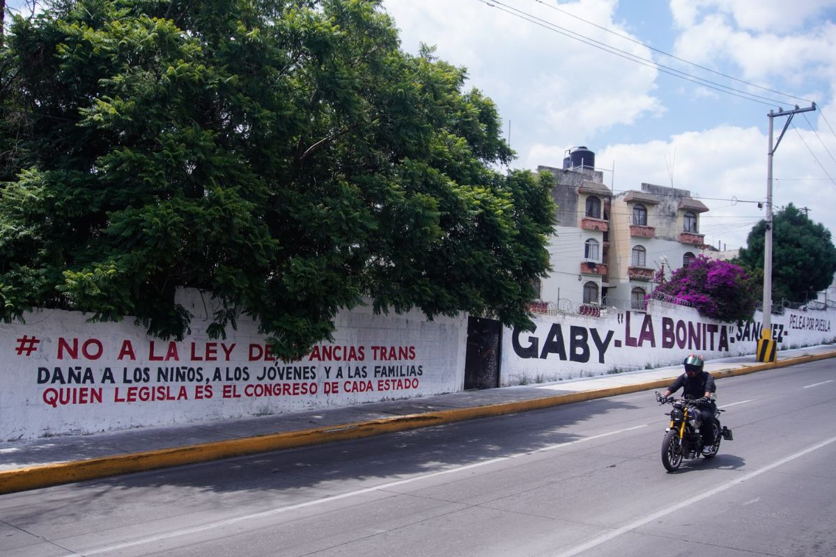 Pintan barda contra las infancias trans frente al Congreso de Puebla