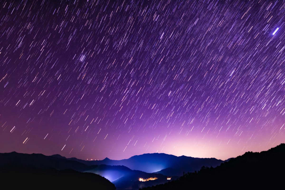 Lluvia de estrellas agosto 2026: el cielo nocturno durante el pico de actividad | Foto: Canva