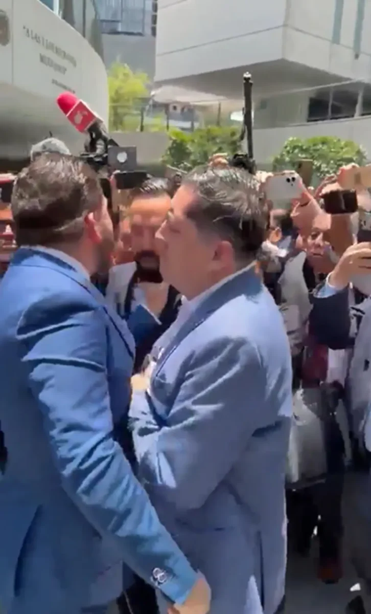 (VIDEO) Arturo Ávila y Carlos Gutiérrez, diputados federales, se pelean en afuera del Congreso 3 Arturo Ávila y Carlos Gutiérrez se pelean afuera del Senado