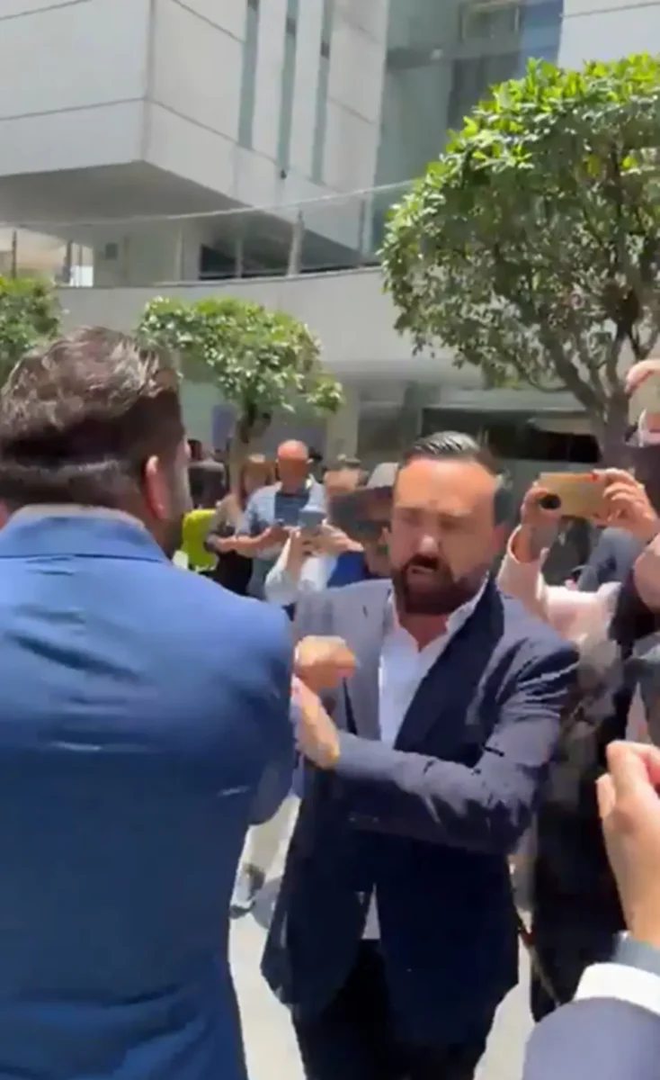 (VIDEO) Arturo Ávila y Carlos Gutiérrez, diputados federales, se pelean en afuera del Congreso 2 Arturo Ávila y Carlos Gutiérrez se pelean afuera del Senado