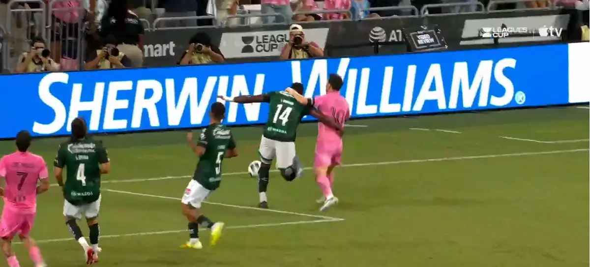 Jugador del León sorprende con un abrazo a Messi en pleno partido 2 Jugador del León da un abrazo a Messi en pleno partido