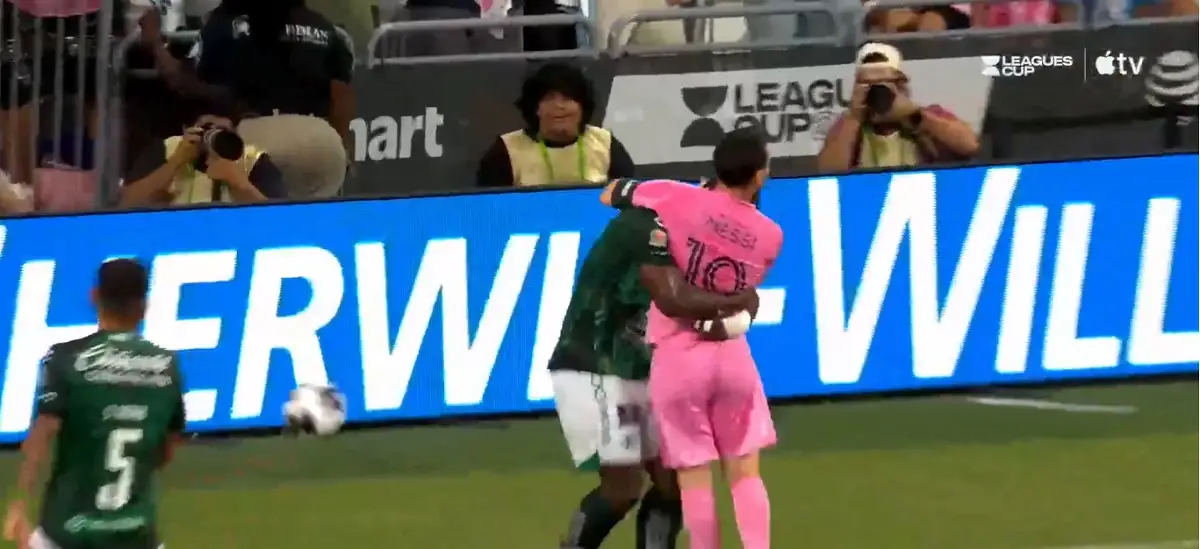Jugador del León sorprende con un abrazo a Messi en pleno partido 3 Jugador del León da un abrazo a Messi en pleno partido