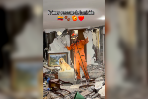 Topos Azteca rescató a Zeus, un perrito atrapado entre los escombros del terremoto en Colombia | Foto: Cortesía