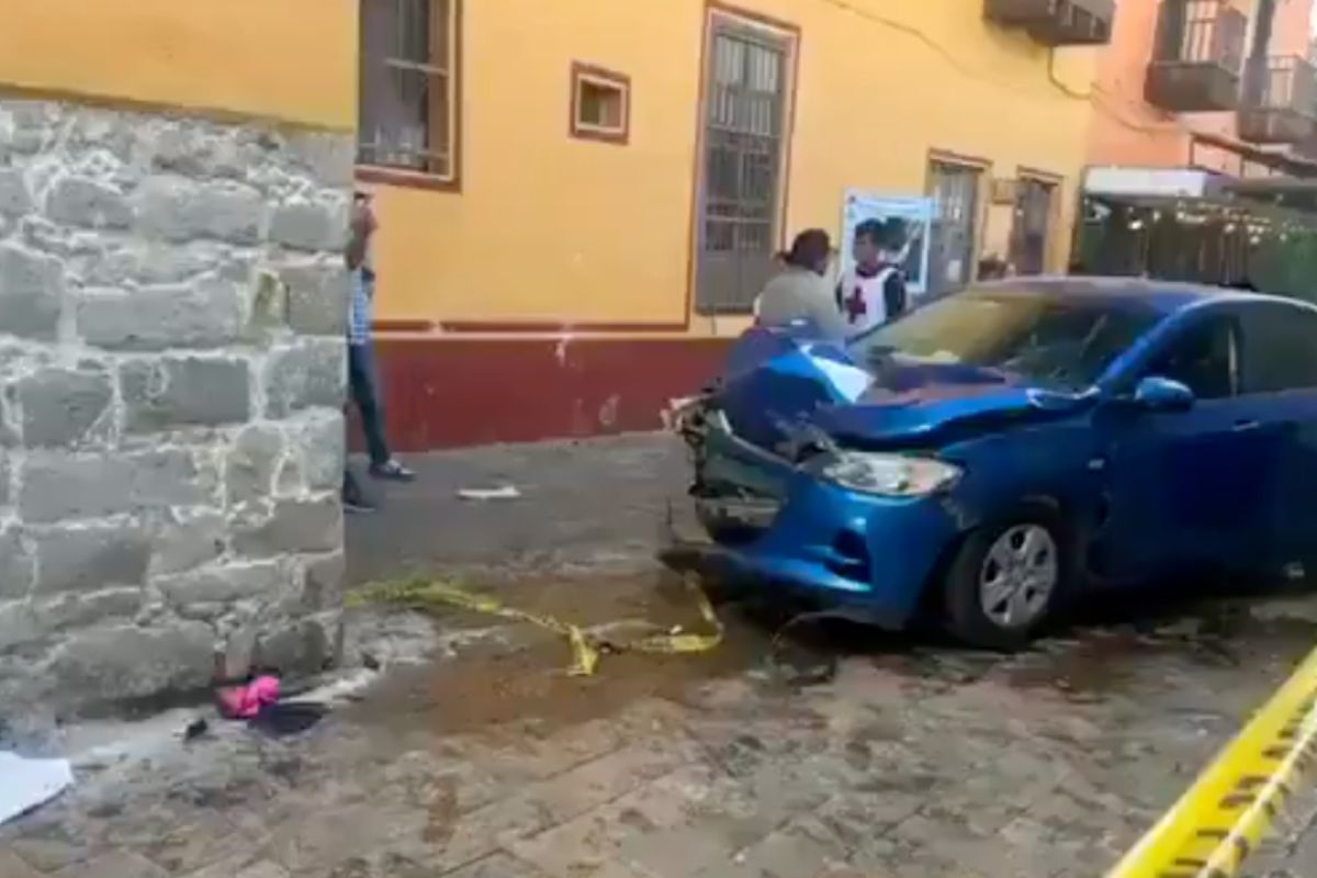 La alcaldesa de Zacatlán, Beatriz Sánchez, acompañó a los heridos en el hospital del IMSS Bienestar | Foto: Cortesía