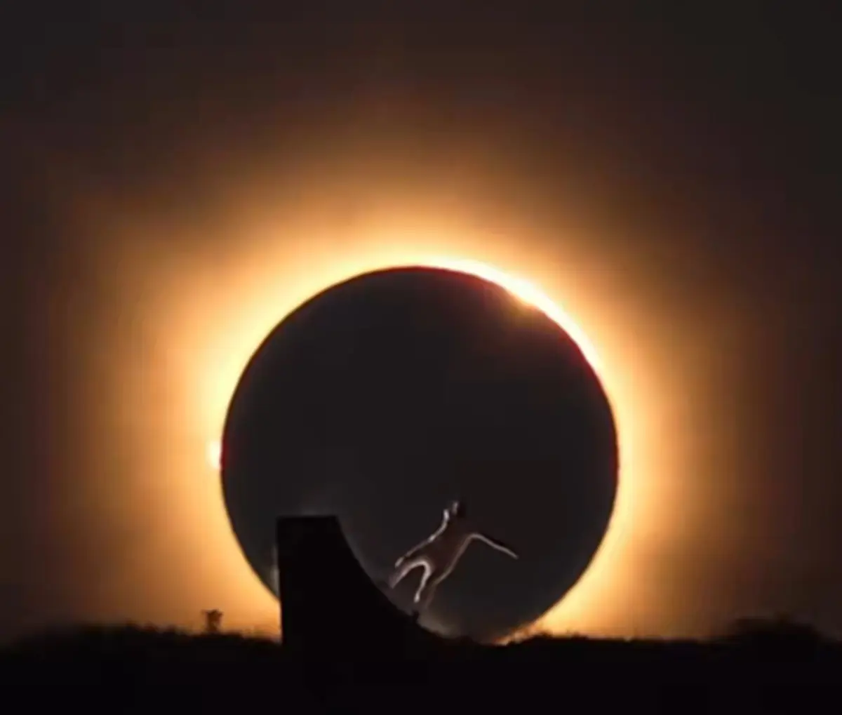 Así fue el truco de Danny León en el eclipse solar total