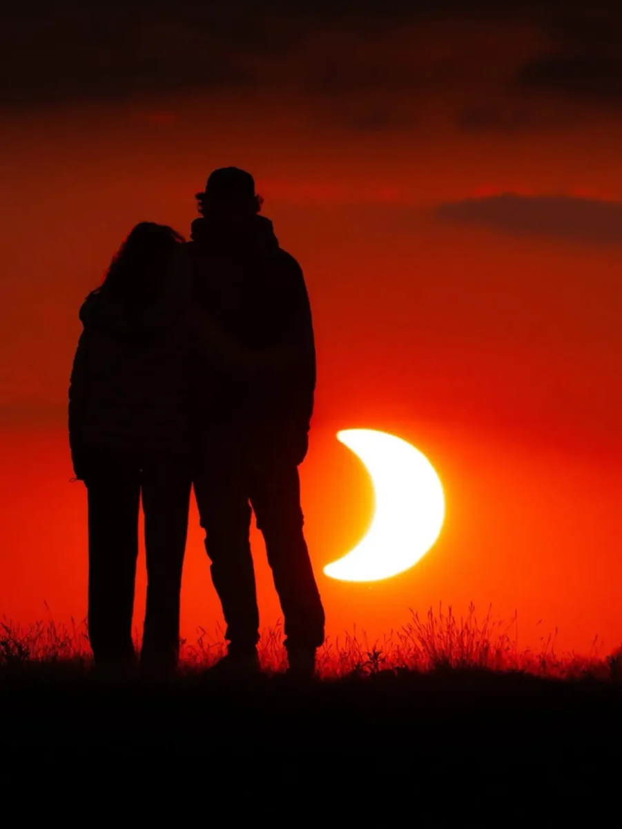 (VIDEOS) Le pide matrimonio a su pareja en pleno eclipse solar total 2 Hombre pidió matrimonio durante el eclipse solar a su novia