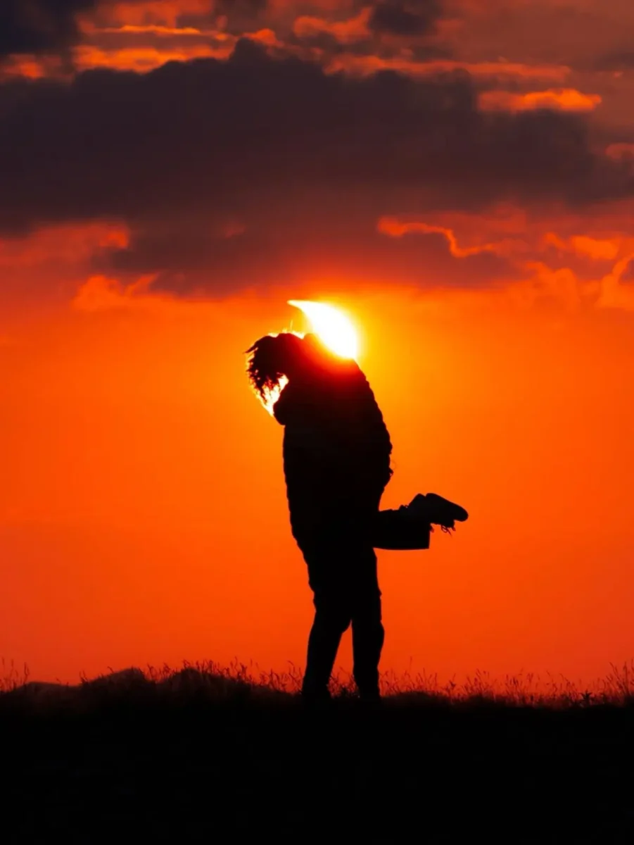 (VIDEOS) Le pide matrimonio a su pareja en pleno eclipse solar total 3 Hombre pidió matrimonio durante el eclipse solar a su novia