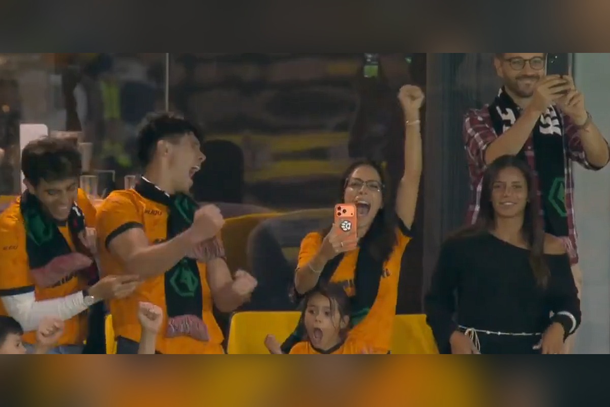 Afición del Wolverhampton celebra el gol de Raúl Jiménez | Foto: Cortesía