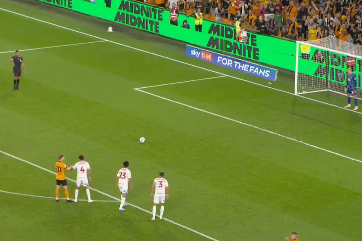 Raúl Jiménez marca gol de penal en el Molineux Stadium | Foto: Cortesía