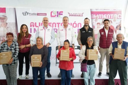 Pepe Chedraui entrega despensas del programa Alimentación Imparable en el Barrio de Analco | Foto: Cortesía