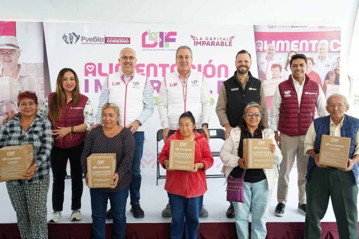 Pepe Chedraui entrega despensas del programa Alimentación Imparable en el Barrio de Analco | Foto: Cortesía