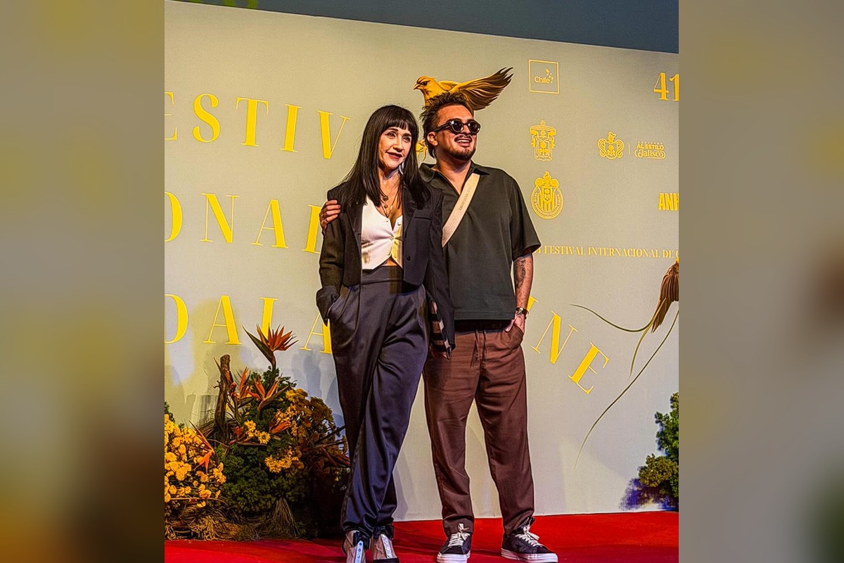 Susana Zabaleta y Ricardo Pérez posan juntos en la alfombra roja de un festival de cine | Foto: Cortesía