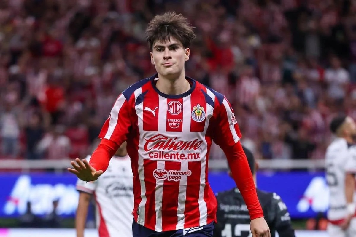 Hormiga González va a Europa: el delantero celebra un gol con el uniforme de Chivas | Foto: Cortesía