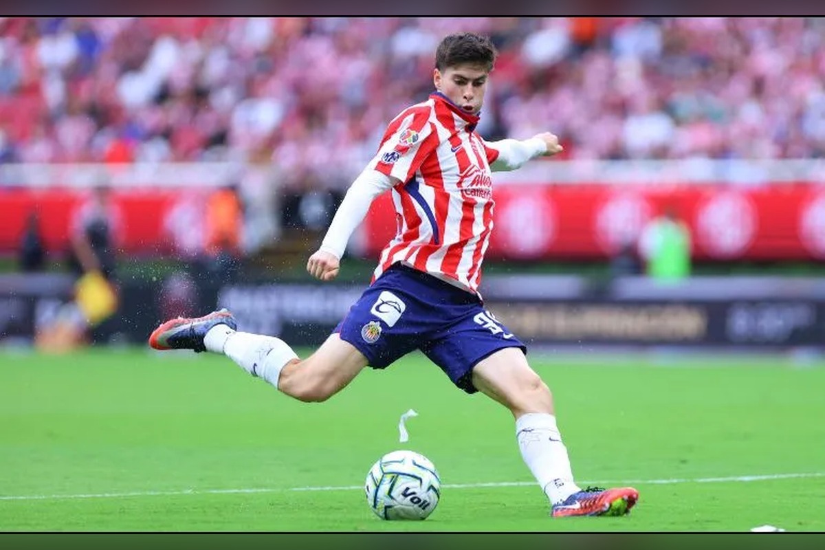 Armando 'Hormiga' González golpea el balón durante un partido con Chivas | Foto: Cortesía