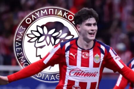 Armando 'Hormiga' González celebra con el escudo del Olympiacos de fondo, en referencia al interés del club griego | Foto: Cortesía