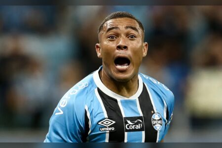 Carlos Vinicius celebra un gol con la camiseta de Gremio | Foto: Cortesía