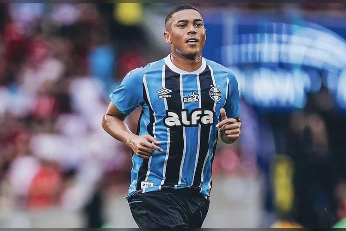 Carlos Vinicius corre durante un partido con Gremio | Foto: Cortesía
