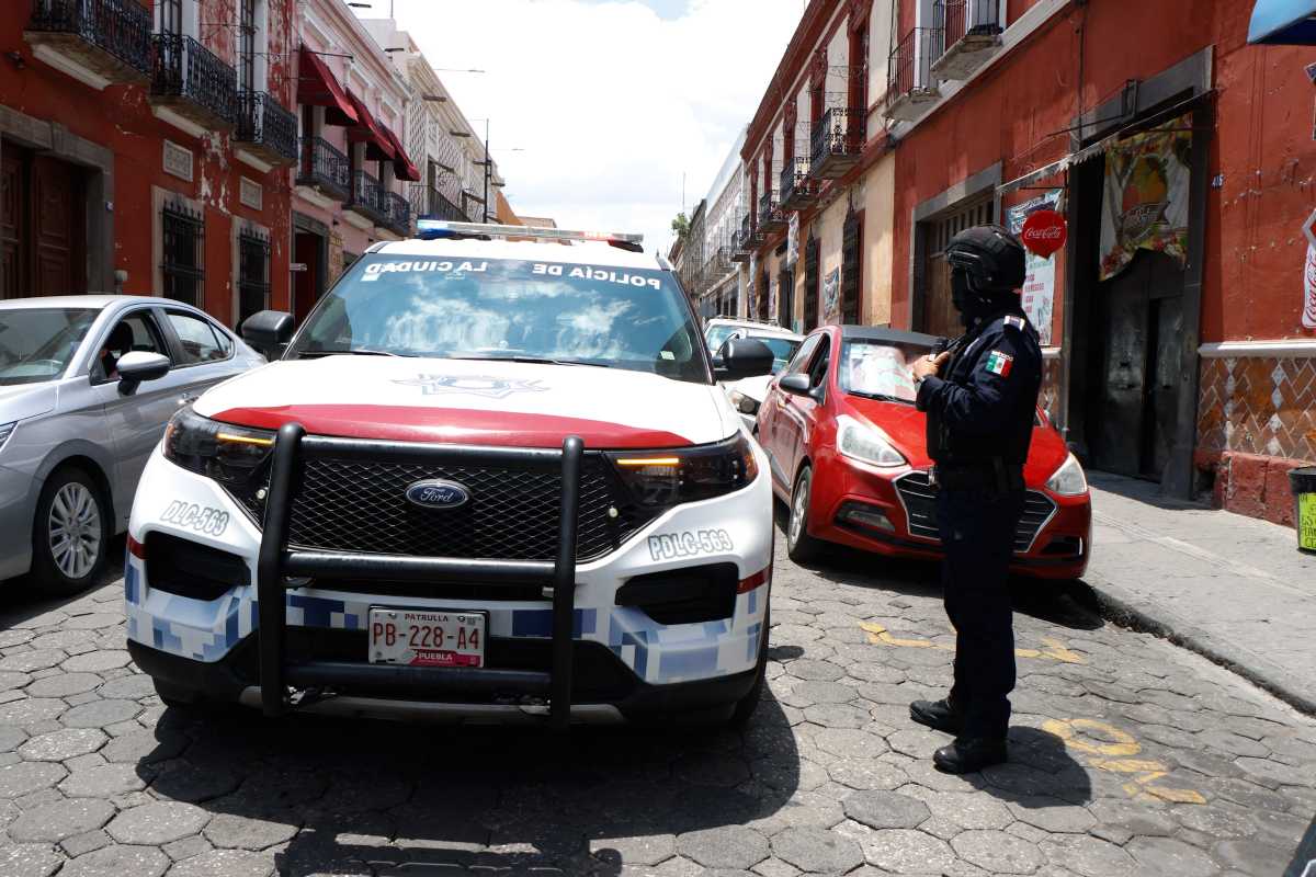 Elemento de la Policía de la Ciudad realiza un recorrido en el Centro Histórico de Puebla | Foto: Agencia Enfoque
