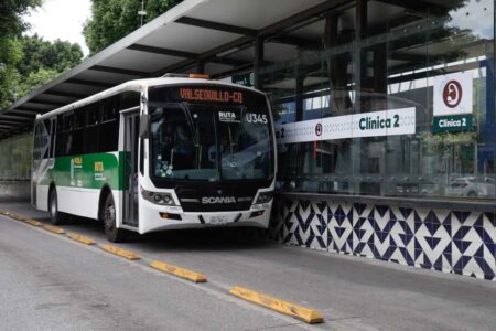 Unidad de RUTA de la Línea 3 llega a un paradero en Puebla | Foto: Agencia Enfoque