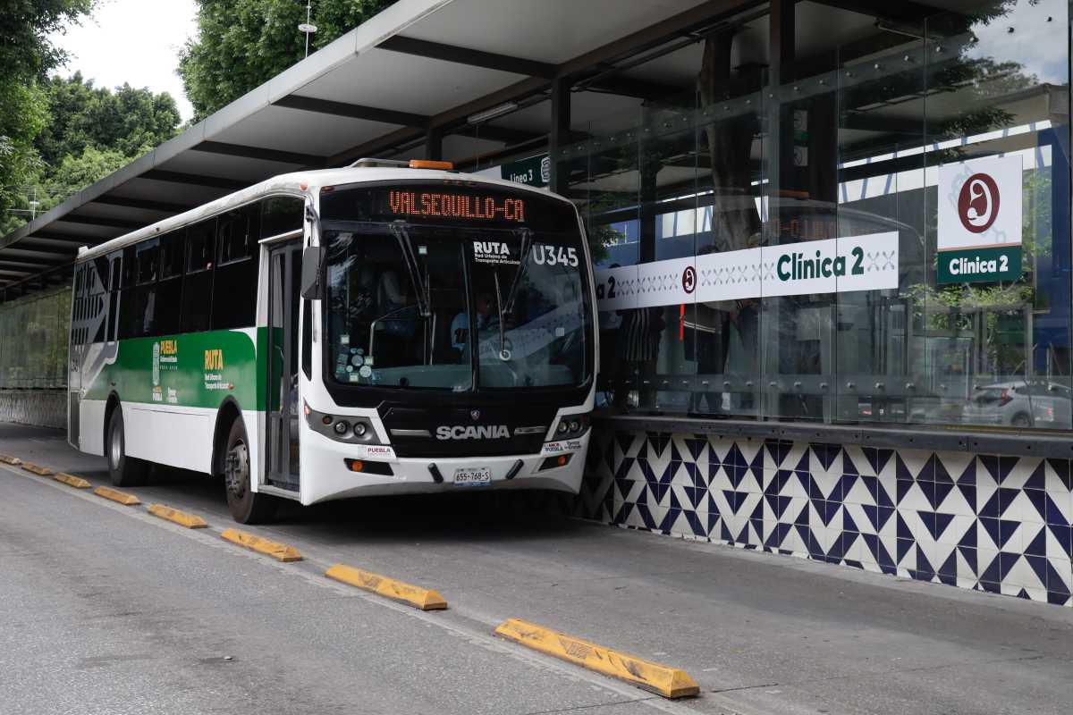 Unidad de RUTA de la Línea 3 llega a un paradero en Puebla | Foto: Agencia Enfoque