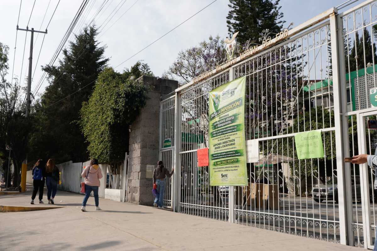 Estudiantes ingresan al Benemérito Instituto Normal del Estado (BINE) | Foto: Cortesía