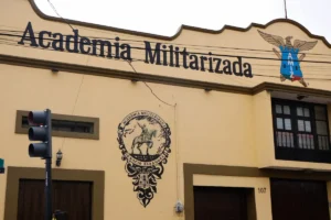 SEP denuncia a la Academia Militarizada de Puebla por uso de armas del Ejército