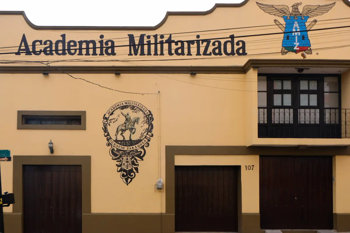 SEP denuncia a la Academia Militarizada de Puebla por uso de armas del Ejército