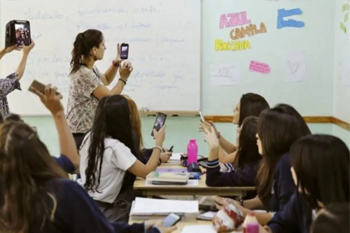 Regulación del uso de celulares en escuelas se debatirá