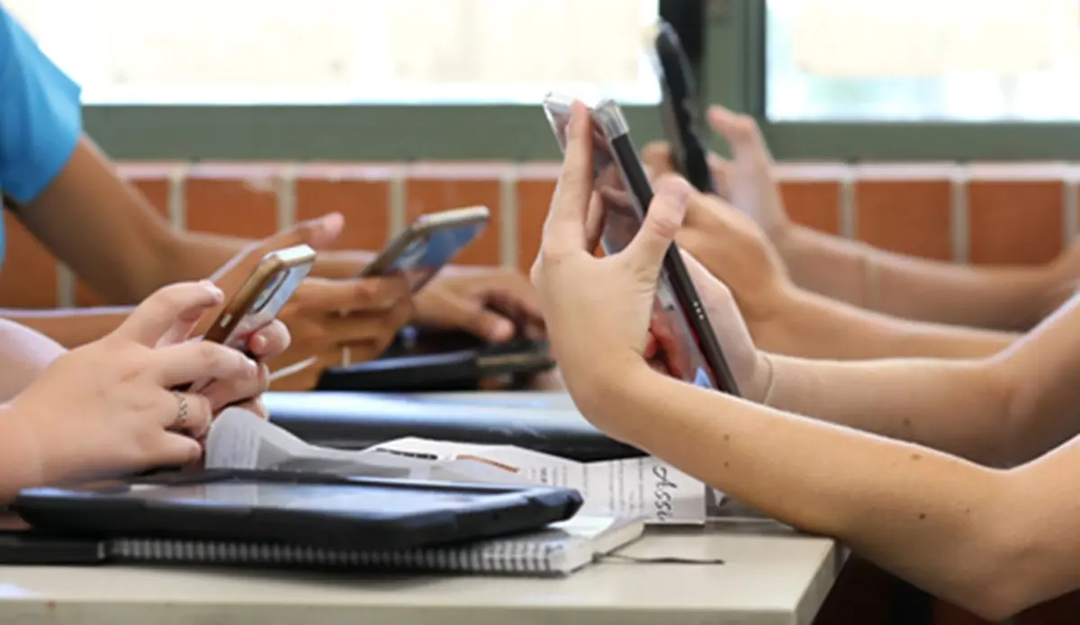 Regulación del uso de celulares en escuelas se debatirá