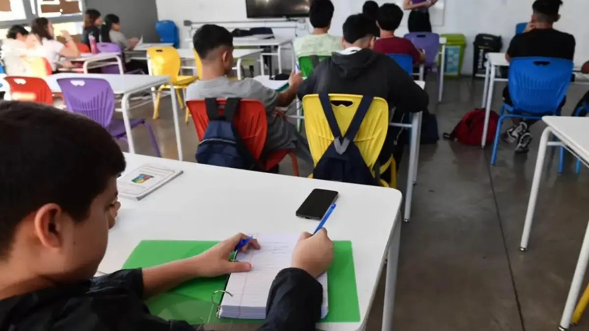 Regulación del uso de celulares en escuelas se debatirá